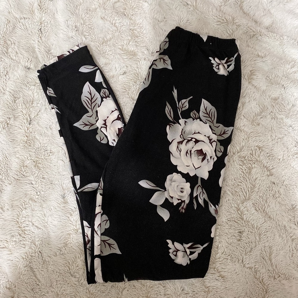Buttery Soft Leggings: One size- EUC